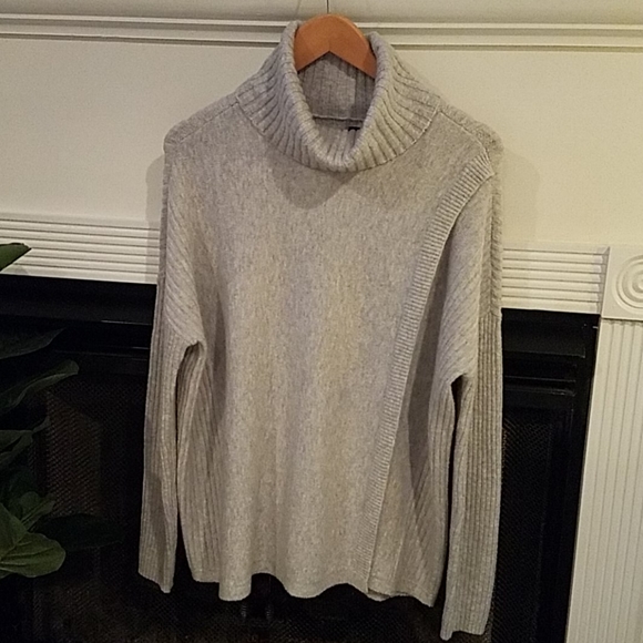 Vera Wang Sweaters - Simply Vera Vera Wang Sweater/NWOT